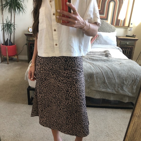 ✨1 LEFT 🆕 Silky leopard midi skirt 🐆 - Picture 8 of 8